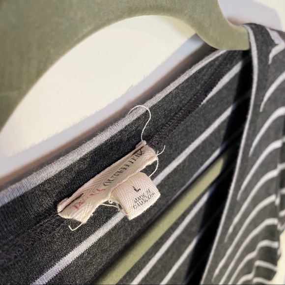 V-neck tee - Picture 3 of 3